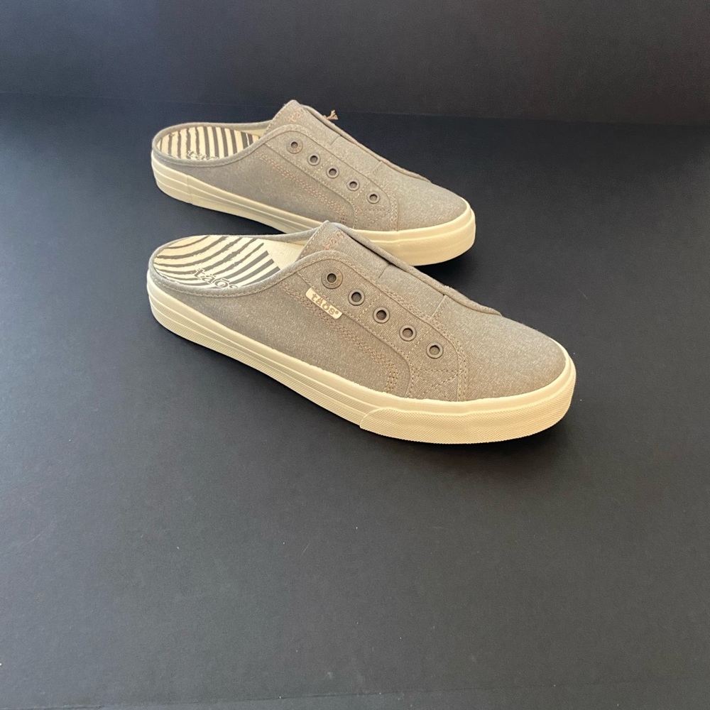 NWT Taos EZ Soul Sneakers, size 11